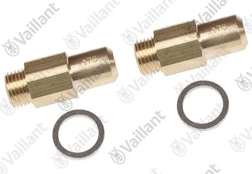 Zwei messingfarbene Umstelladapter von Vaillant mit Gewinde und Dichtscheibe. In einer neutralen Umgebung angeordnet.
